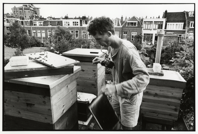 108013 Portret van imker Peter Peels die bijen houdt op het dak van zijn huis Bekkerstraat 12 te Utrecht.
